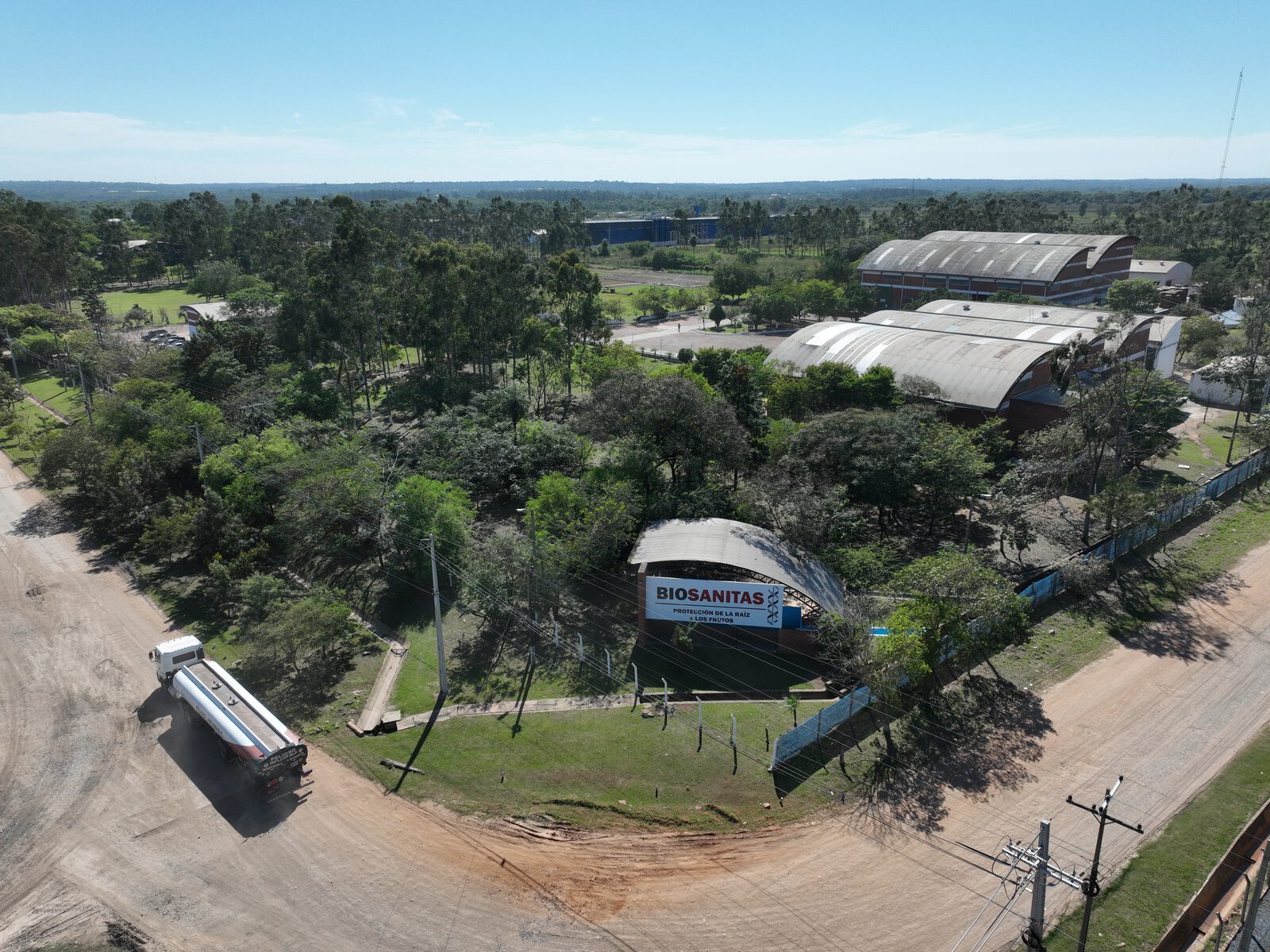Vista aérea de la planta industrial de Biosanitas en Villeta con el letrero corporativo