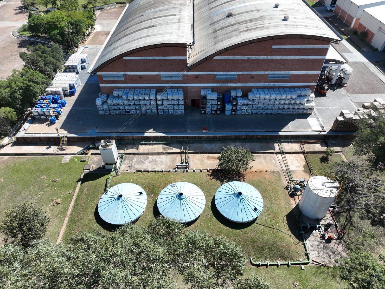 Vista aérea del depósito con producto terminado en pallet y tanques de almacenamiento