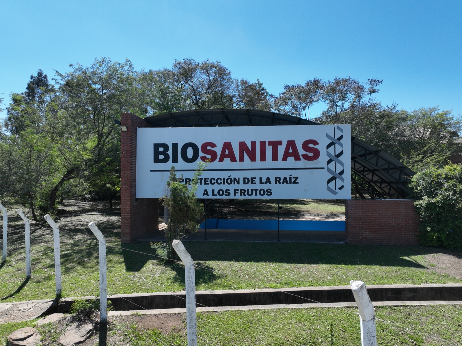 Ingreso a la planta de Biosanitas con el letrero corporativo