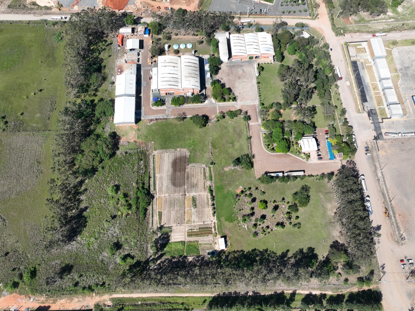 Vista aérea de la planta con el río Paraguay de fondo